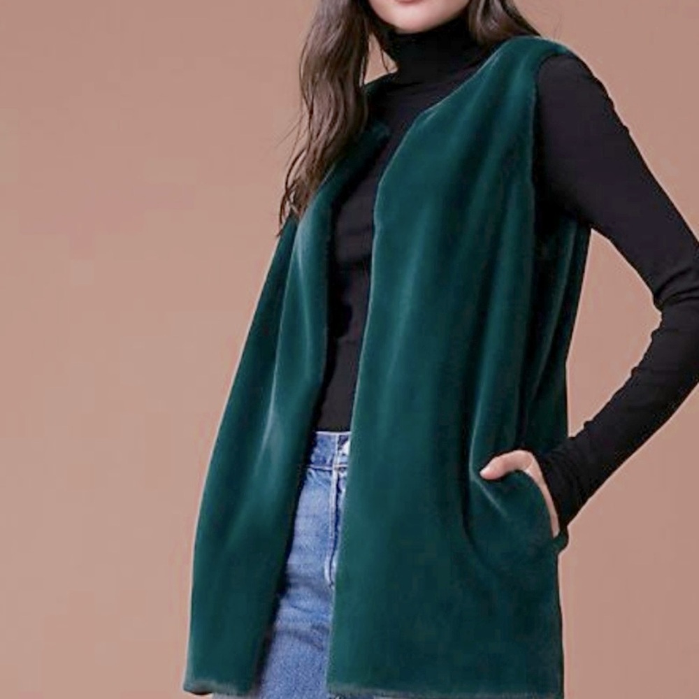 DVF women's faux fur front vest with side pockets. Size l. Approx 31” long.